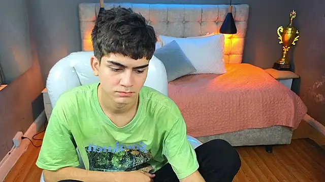 Tommy18   online show from 03/12/25, 07:13