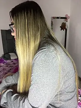 Snapshot of LunaShine_ chatting on 09/23/25, 12:46 LunaShine online show from 09/23/25, 12:46