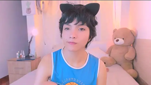 AllanYong18 online show from 10/13/25, 09:20