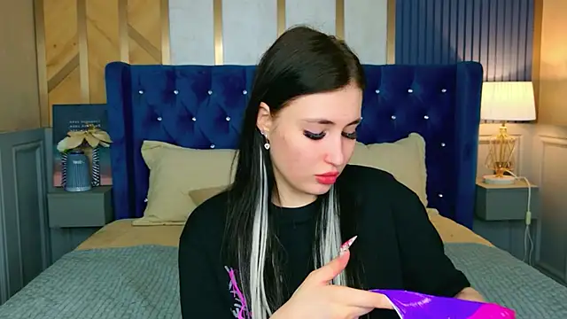 Snapshot of EmmaLawrens chatting on 04/16/26, 10:49 EmmaLawrens online show from 04/16/26, 10:49