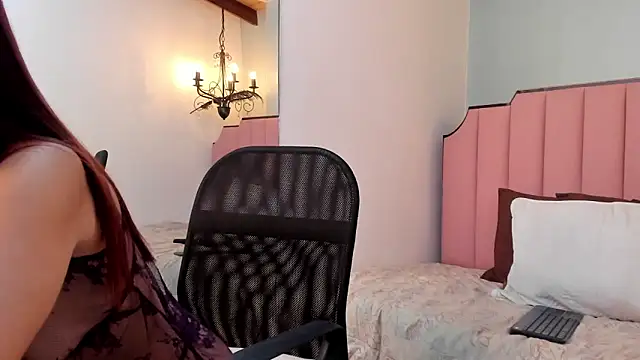 Snapshot of KarenSims chatting on 12/17/25, 10:10 KarenSims online show from 12/17/25, 10:10