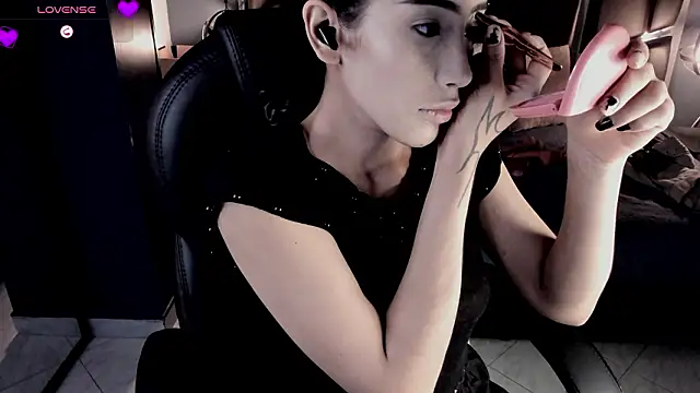 Snapshot of vaiolethsan__ chatting on 02/18/26, 07:43 vaiolethsan online show from 02/18/26, 07:43