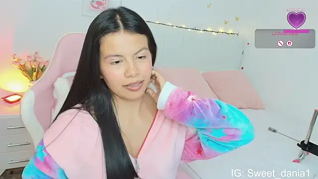 Snapshot of sweet_dania_ chatting on 09/21/25, 03:52 sweet dania online show from 09/21/25, 03:52