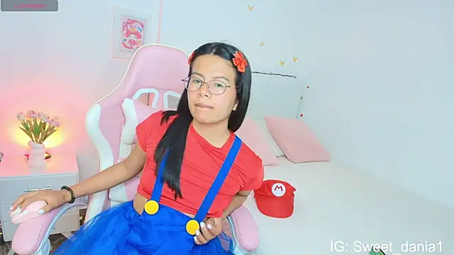 Snapshot of sweet_dania_ chatting on 10/11/25, 04:33 sweet dania online show from 10/11/25, 04:33