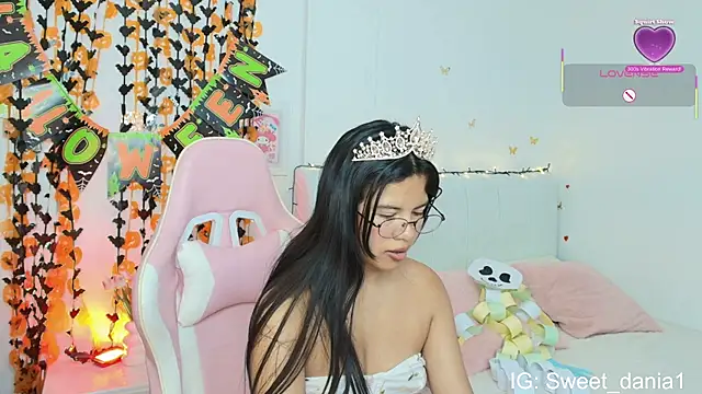 Snapshot of sweet_dania_ chatting on 10/24/25, 08:33 sweet dania online show from 10/24/25, 08:33