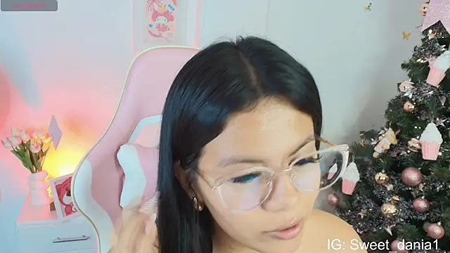 Snapshot of sweet_dania_ chatting on 12/19/25, 03:46 sweet dania online show from 12/19/25, 03:46
