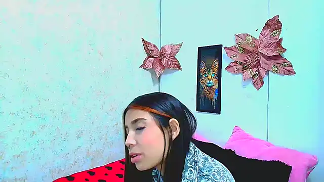 Snapshot of Rousse_violett chatting on 02/04/25, 08:17 Rousse violett online show from 02/04/25, 08:17