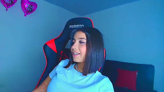 Snapshot of Rousse_violett chatting on 10/18/25, 01:30 Rousse violett online show from 10/18/25, 01:30