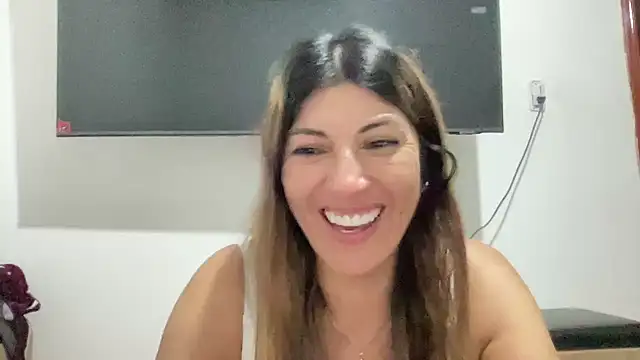 LunaBeya online show from 10/12/25, 04:55