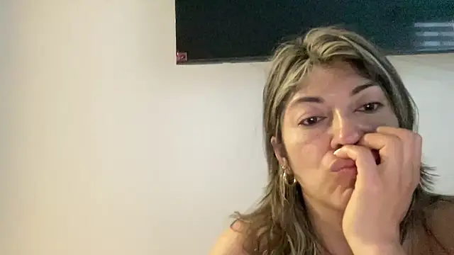 Snapshot of LunaBeya chatting on 05/23/26, 10:52 LunaBeya online show from 05/23/26, 10:52