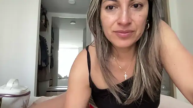 Snapshot of LunaBeya chatting on 05/24/26, 12:43 LunaBeya online show from 05/24/26, 12:43