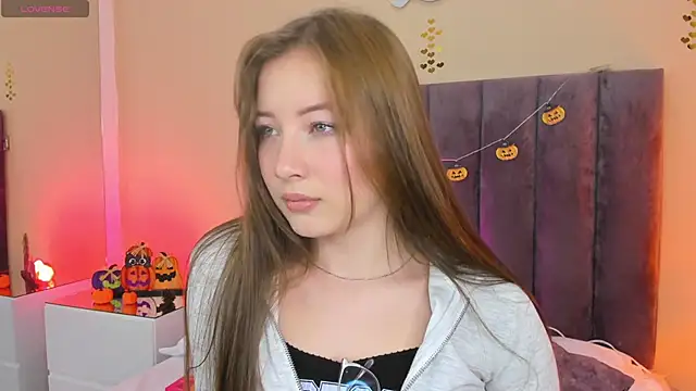 Dahlia Rousse online show from 10/21/25, 10:43