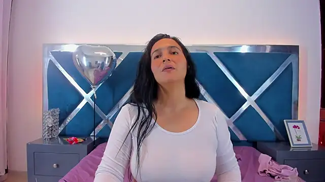 Snapshot of LucineArias chatting on 03/20/25, 11:23 LucineArias online show from 03/20/25, 11:23