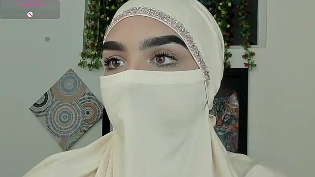 Snapshot of Maissa_Alabi chatting on 10/17/25, 05:15 Maissa Alabi online show from 10/17/25, 05:15