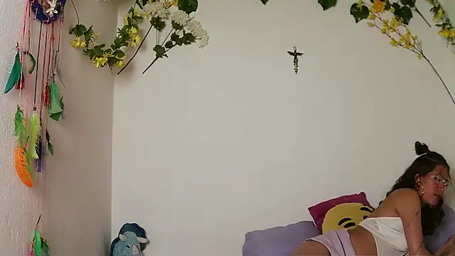 zoe ch  online show from 10/13/25, 06:57