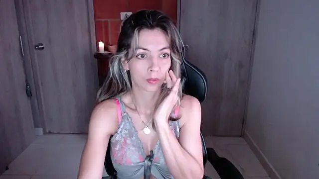 Princezzlove3 online show from 02/12/25, 12:12