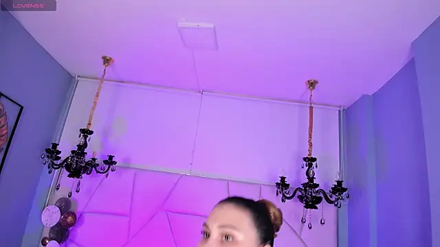 Aitana Hilton  online show from 10/17/25, 11:57