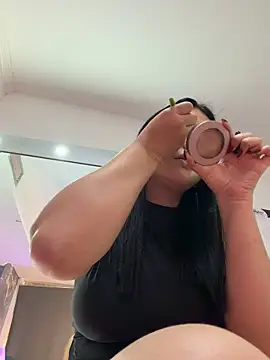 Aitana Hilton  online show from 12/17/25, 11:38