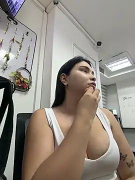 Aitana Hilton  online show from 12/20/25, 11:50