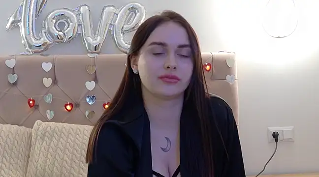 Snapshot of Lilliana_Moon chatting on 02/18/25, 05:10 Lilliana Moon online show from 02/18/25, 05:10