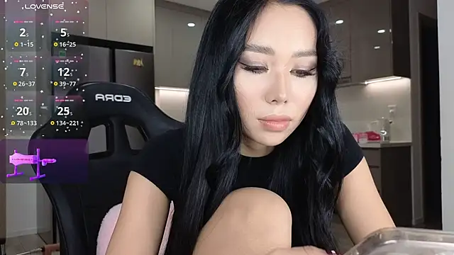 Snapshot of asianqueeny chatting on 10/27/25, 04:11 asianqueeny online show from 10/27/25, 04:11