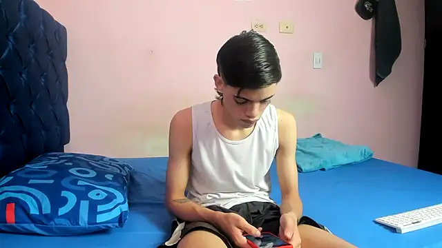 Latinos 2001 online show from 03/15/26, 04:46