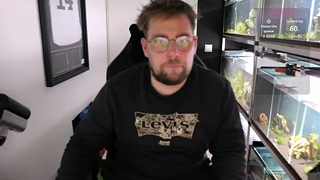 Snapshot of justinitt chatting on 03/07/25, 10:32 justinitt online show from 03/07/25, 10:32