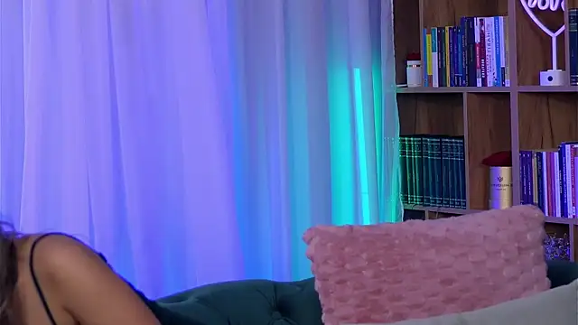 Snapshot of SarahPeach8 chatting on 10/27/25, 09:46 SarahPeach8 online show from 10/27/25, 09:46