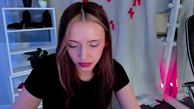 Snapshot of Sahara_Shields chatting on 03/05/25, 04:35 Sahara Shields online show from 03/05/25, 04:35