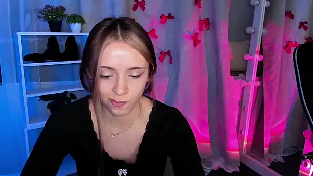 Snapshot of Sahara_Shields chatting on 03/06/25, 01:03 Sahara Shields online show from 03/06/25, 01:03