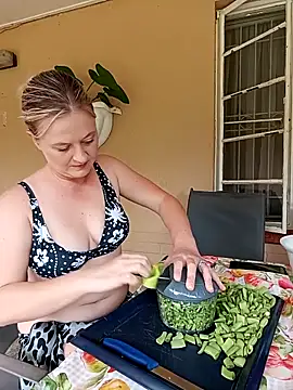 Snapshot of Vintasia chatting on 12/20/25, 10:22 Vintasia online show from 12/20/25, 10:22