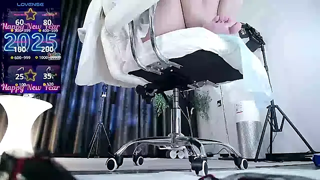 Snapshot of miaomiao-777 chatting on 02/22/25, 01:57 miaomiao-777 online show from 02/22/25, 01:57