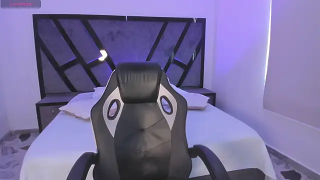 Snapshot of MattThompsonn chatting on 11/11/25, 08:09 MattThompsonn online show from 11/11/25, 08:09