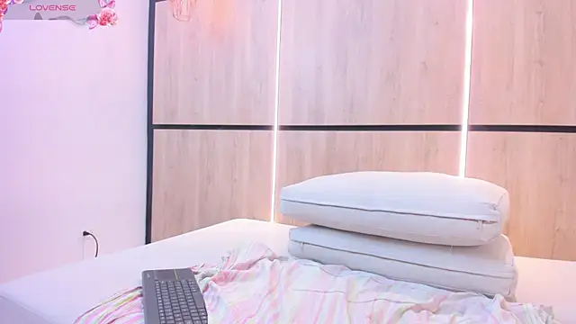 Snapshot of pocahontas_pow chatting on 02/13/25, 03:24 pocahontas pow online show from 02/13/25, 03:24