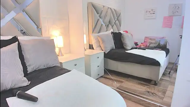 raquell moore online show from 03/30/26, 01:45