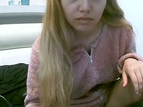 VittoriaTaylor online show from 10/23/25, 03:33