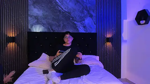 vanilla hot online show from 03/18/25, 01:09