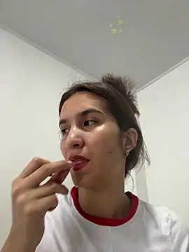 Bella still online show from 07/11/26, 01:58