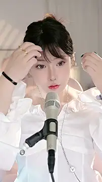 Snapshot of Dou-Dou-er chatting on 10/23/25, 12:37 Dou-Dou-er online show from 10/23/25, 12:37