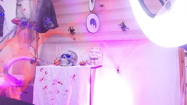 Auroraa miller online show from 10/31/25, 11:55