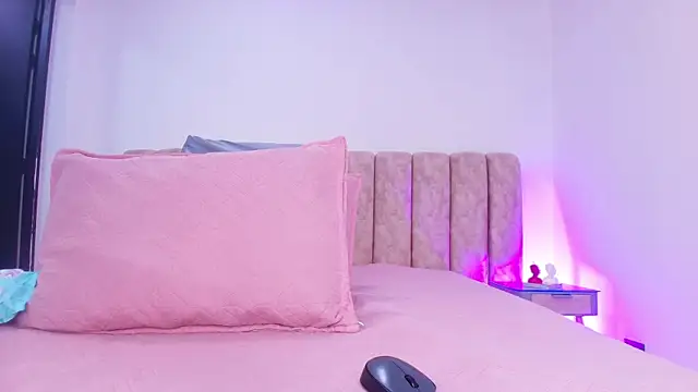 Auroraa miller online show from 11/26/25, 11:55