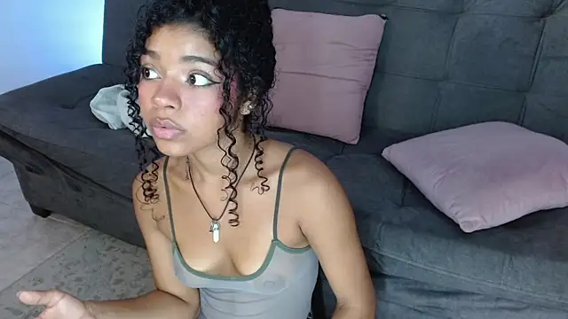 Snapshot of lucie_petite chatting on 03/22/25, 09:31 lucie petite online show from 03/22/25, 09:31