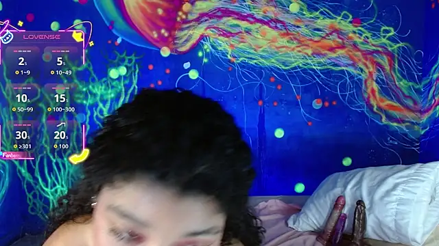 Snapshot of lucie_petite chatting on 10/10/25, 06:18 lucie petite online show from 10/10/25, 06:18