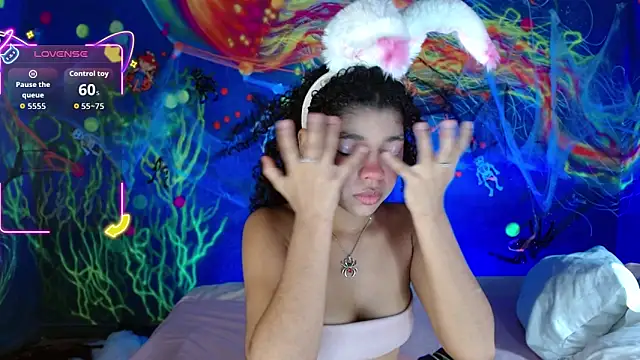 Snapshot of lucie_petite chatting on 10/15/25, 06:19 lucie petite online show from 10/15/25, 06:19