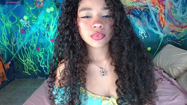 Snapshot of lucie_petite chatting on 10/21/25, 11:05 lucie petite online show from 10/21/25, 11:05