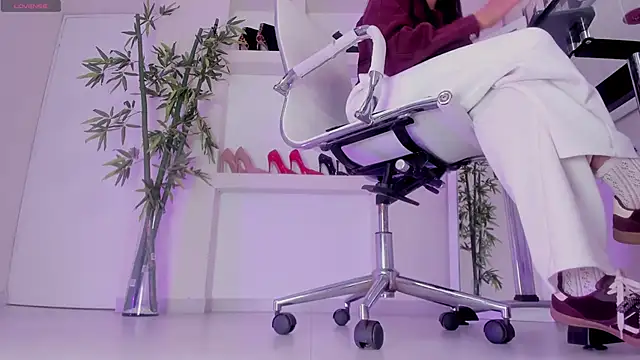 hannah howeell   online show from 11/11/25, 09:31