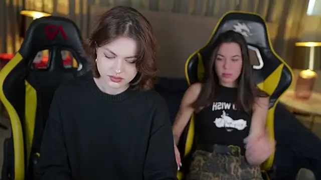 Snapshot of Roxi_Twix chatting on 01/29/25, 12:02 Roxi Twix online show from 01/29/25, 12:02