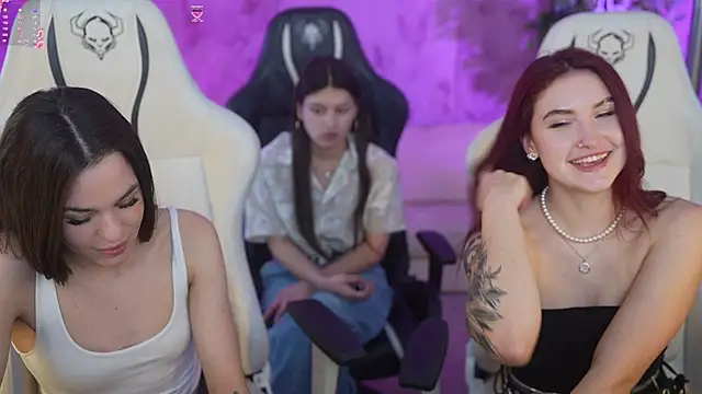 Snapshot of Roxi_Twix chatting on 03/07/25, 06:54 Roxi Twix online show from 03/07/25, 06:54