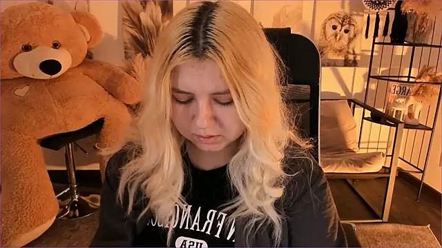 DiaAngell online show from 12/18/25, 07:20