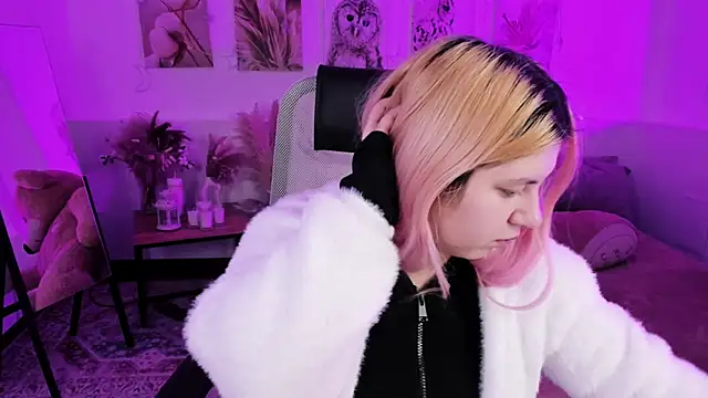 Snapshot of DiaAngell chatting on 02/18/26, 07:21 DiaAngell online show from 02/18/26, 07:21